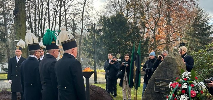 Pod pomnikiem ofiar – chwila zadumy i refleksji.