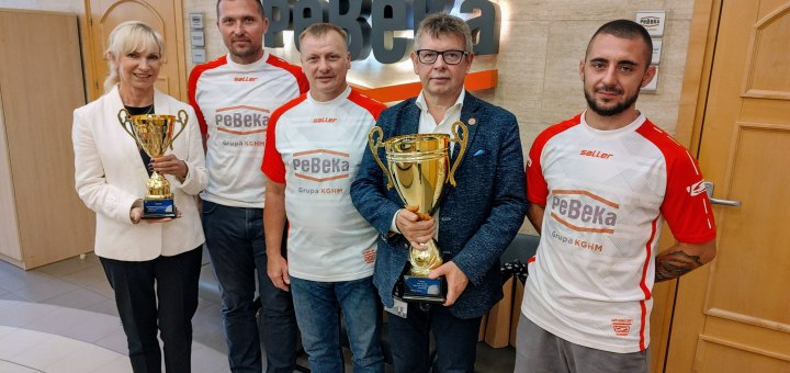Z wizytą po zwycięskim turnieju – nasza drużyna z dwoma pucharami! 